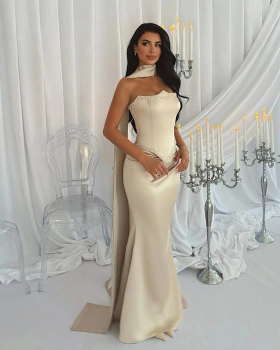 Рокля  Evelya крем с блестящи камъни по бюста и талията