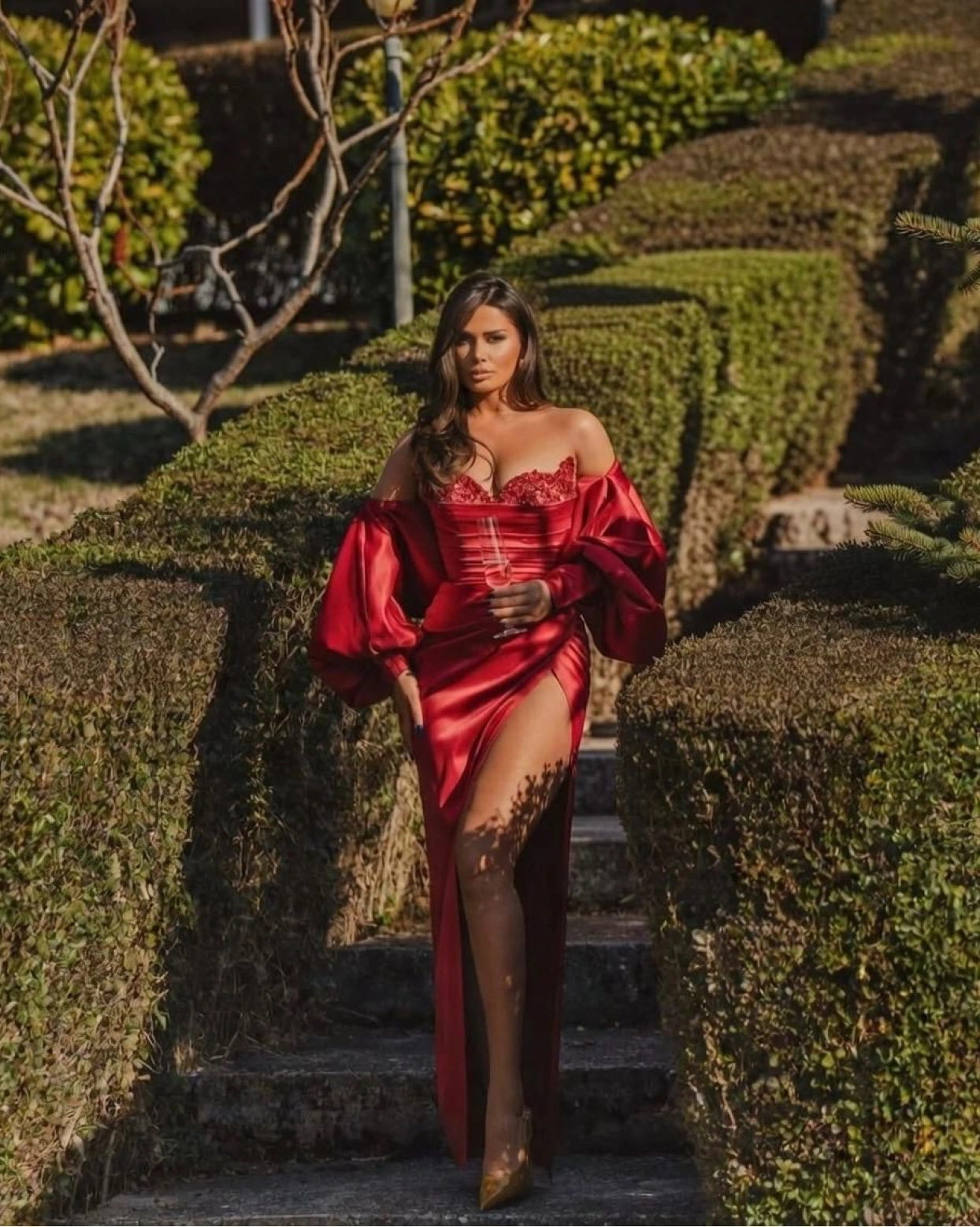 Дълга рокля Mirandra червена от тафта с бюст с пайети Дълга рокля Mirandra червена от тафта с бюст с пайети