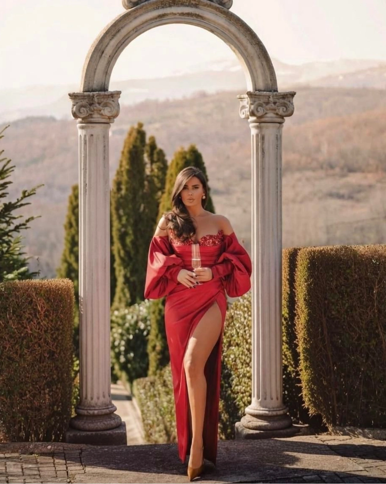 Дълга рокля Mirandra червена от тафта с бюст с пайети Дълга рокля Mirandra червена от тафта с бюст с пайети