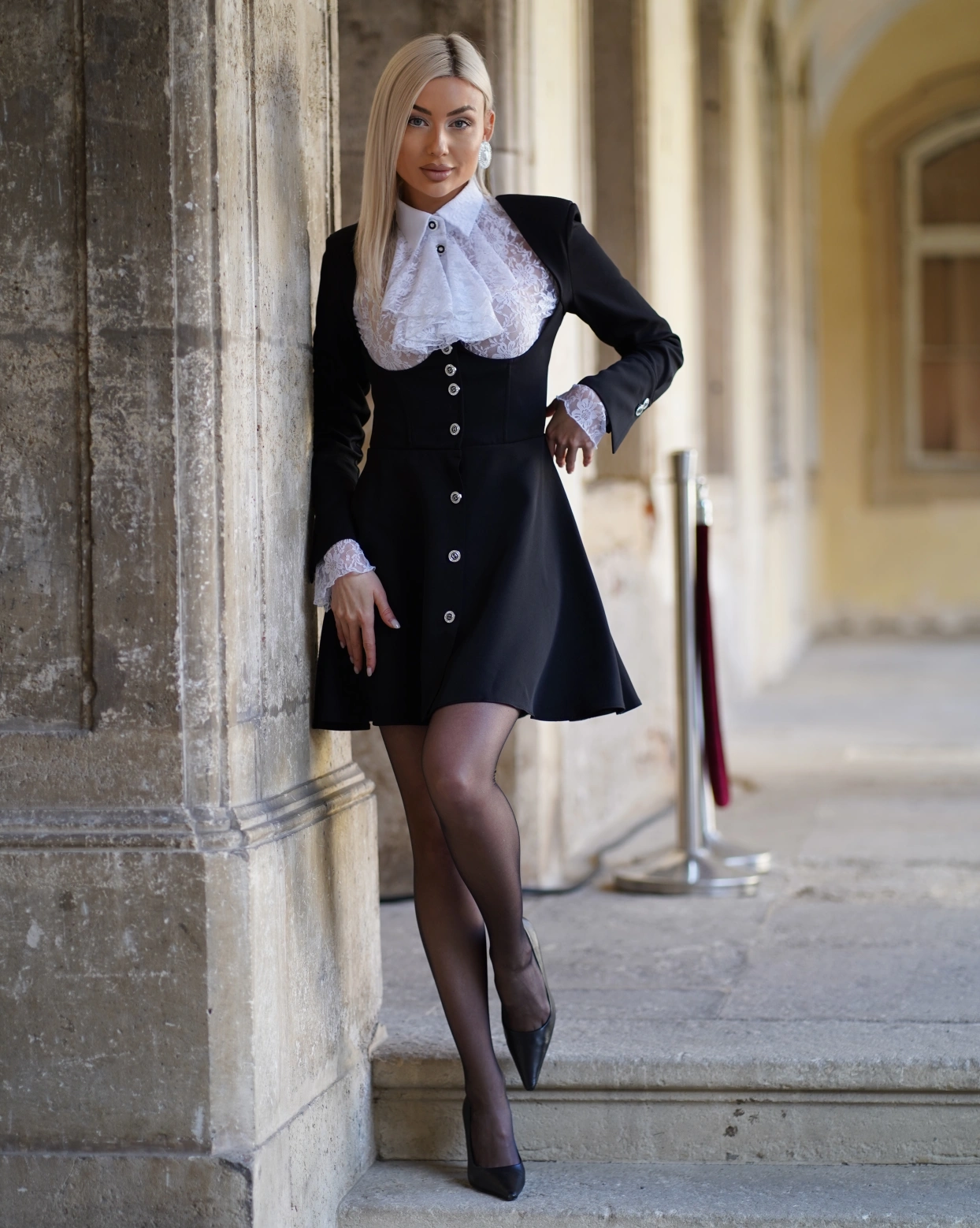 Къса рокля Inna в черно с дантелена горна част