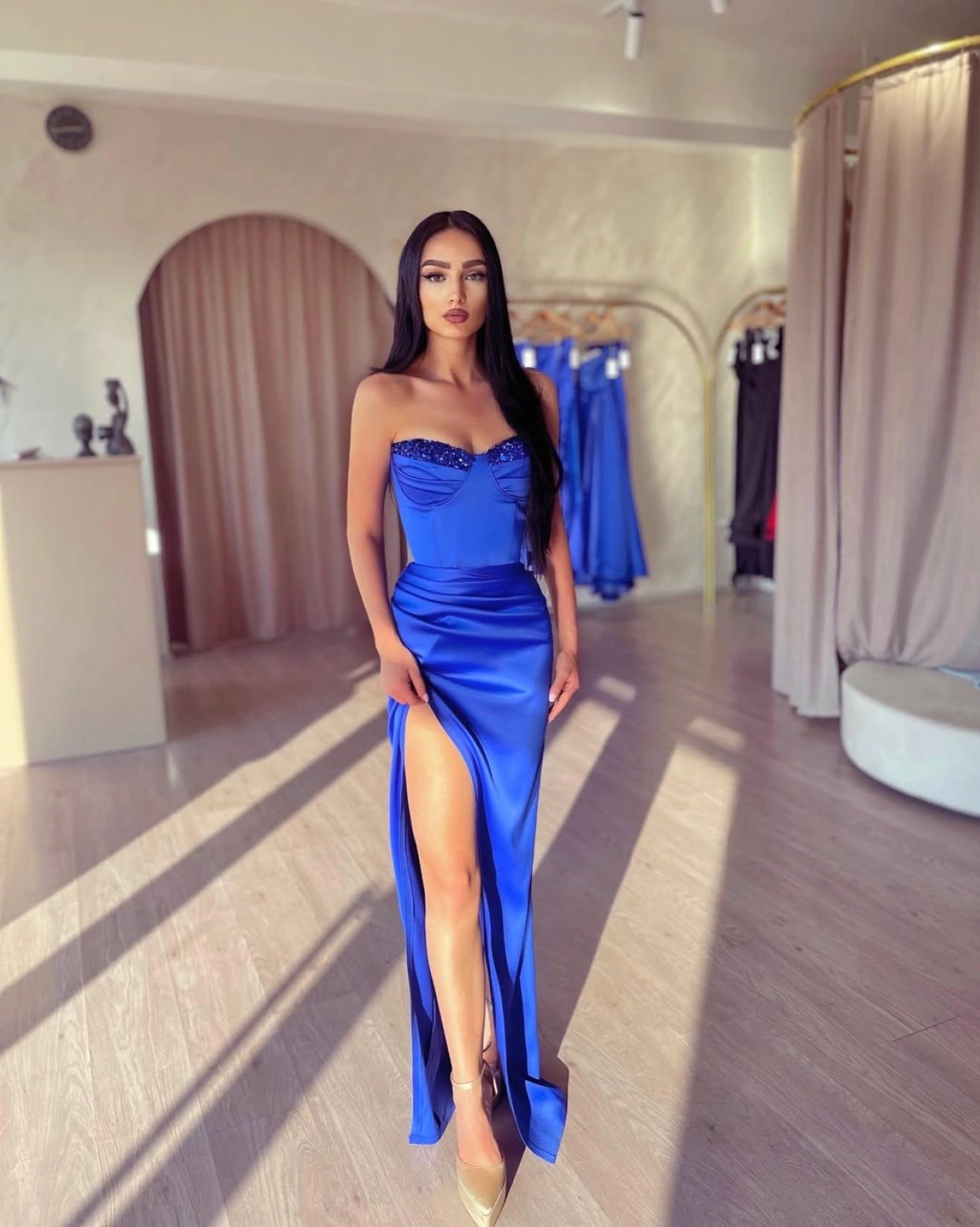 Рокля Anastasia синя тафта с чашки и пайети на бюста