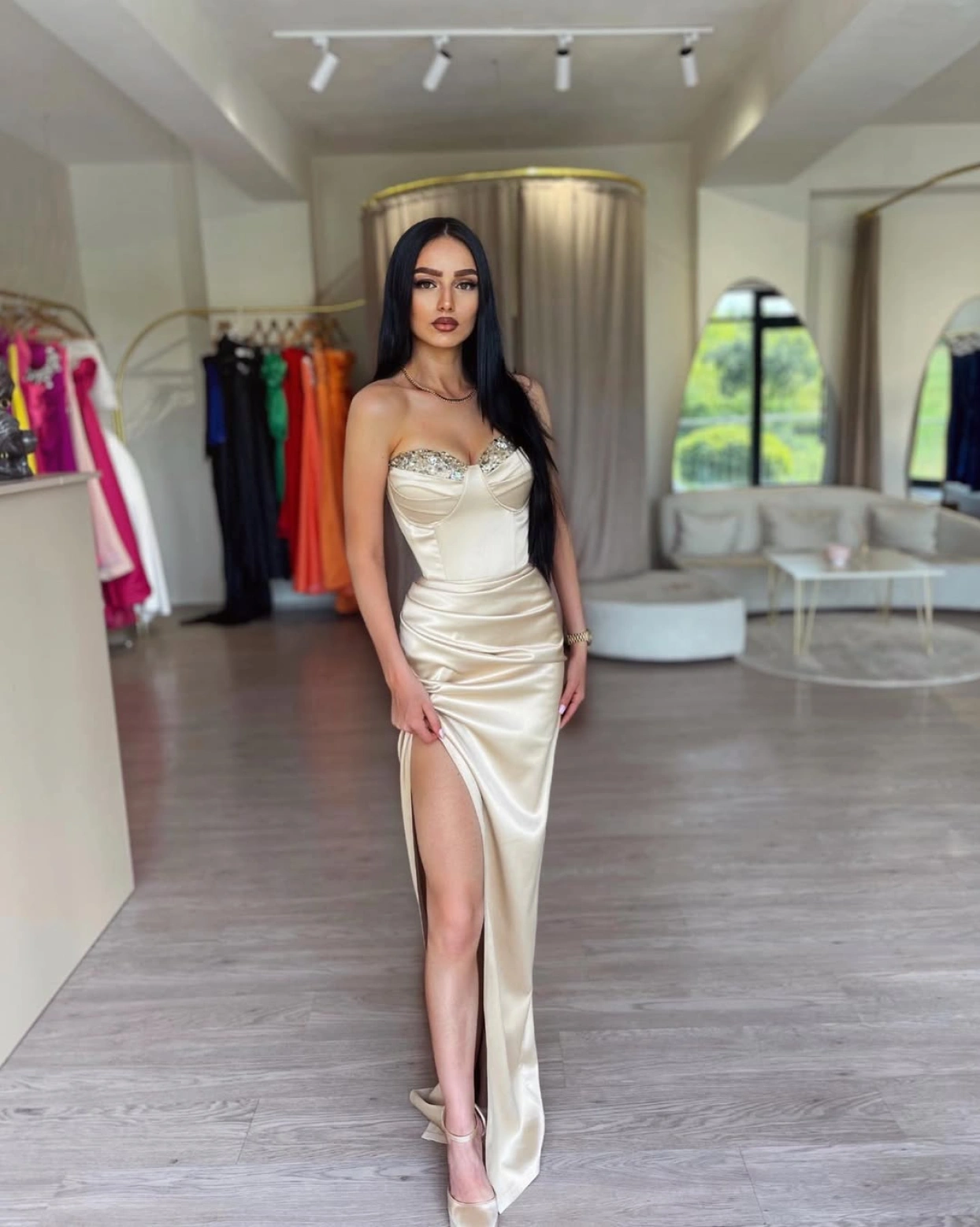 Рокля Anastasia крем тафта с чашки и пайети на бюста