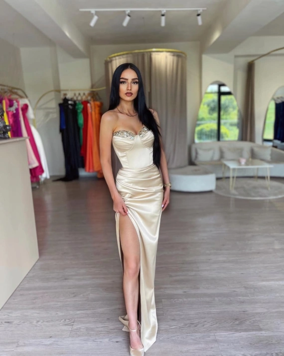 Рокля Anastasia крем тафта с чашки и пайети на бюста