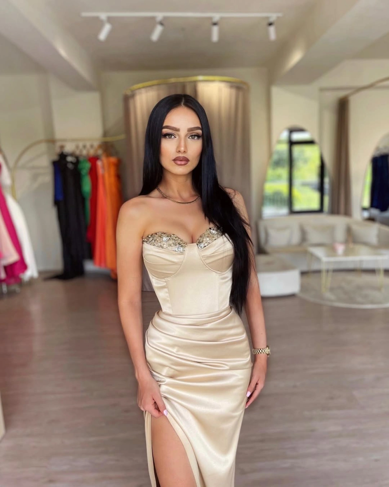 Рокля Anastasia крем тафта с чашки и пайети на бюста