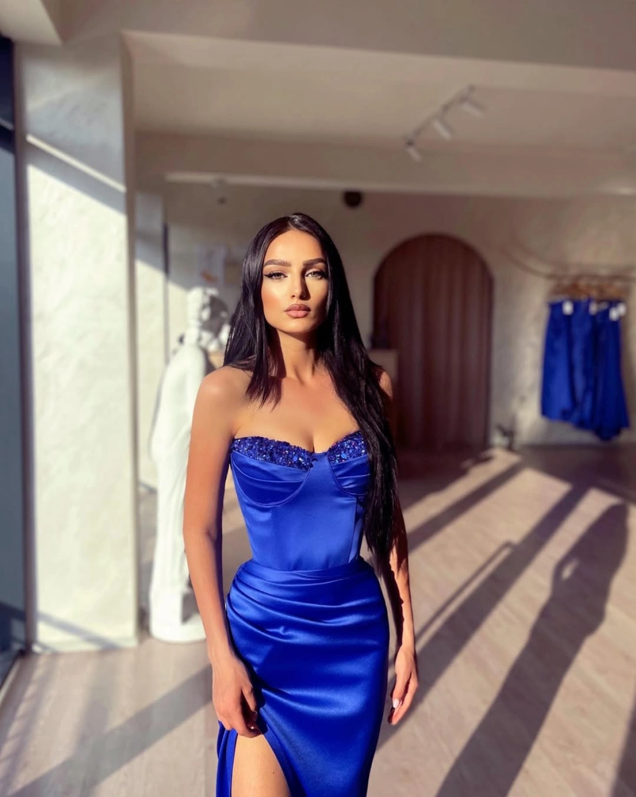 Рокля Anastasia синя тафта с чашки и пайети на бюста