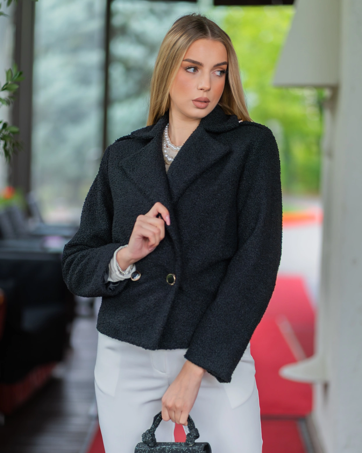 Яке Alma Черно