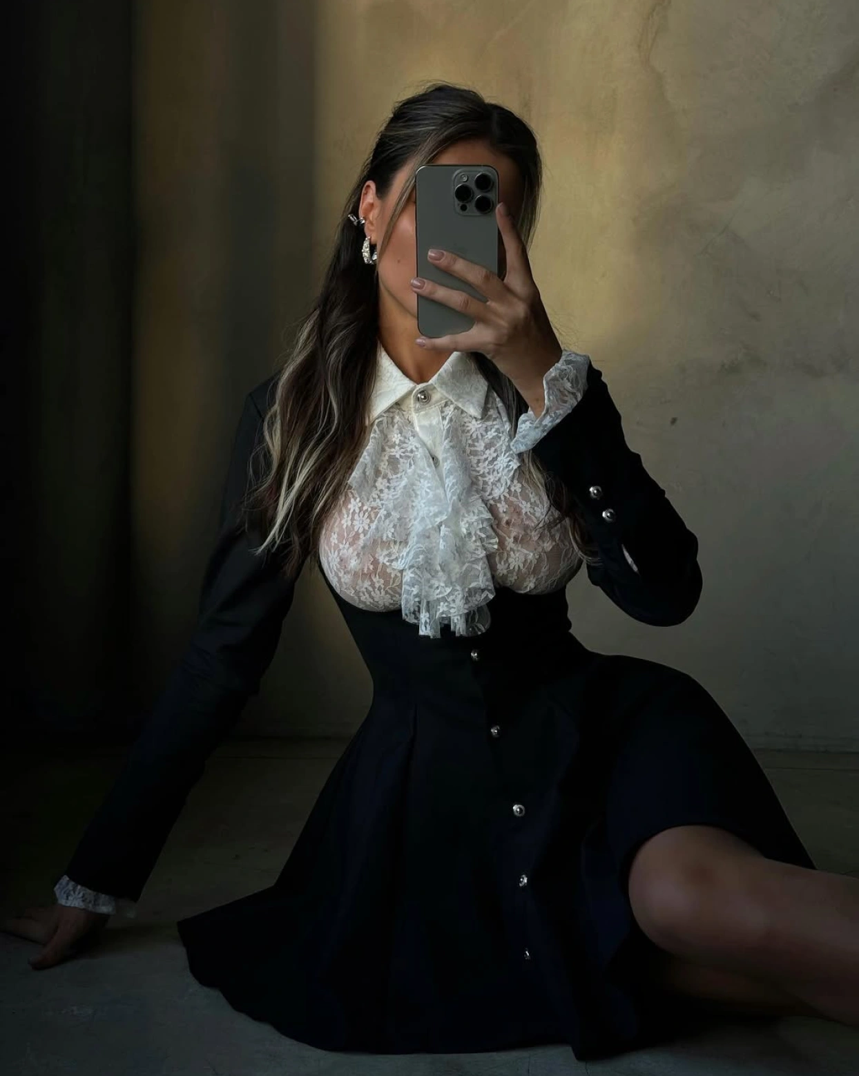 Къса рокля Inna в черно с дантелена горна част