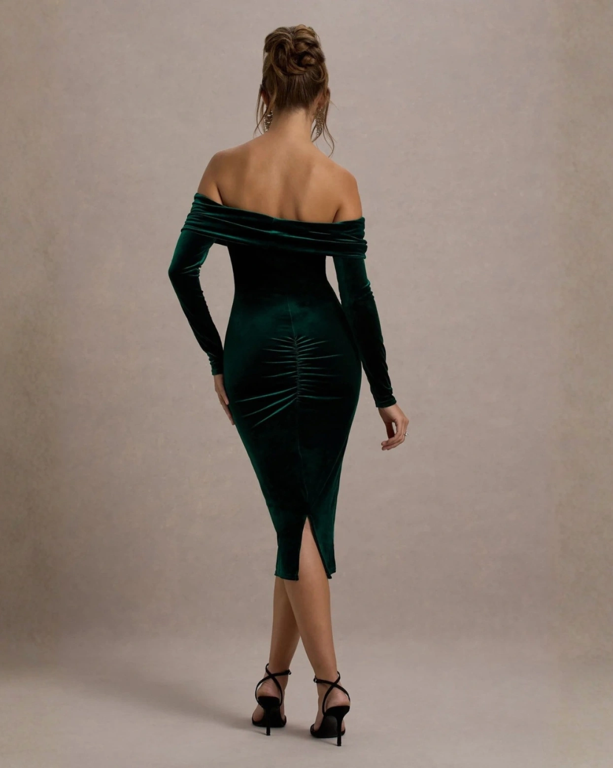 Миди рокля Cartry от зелено кадифе с ръкави