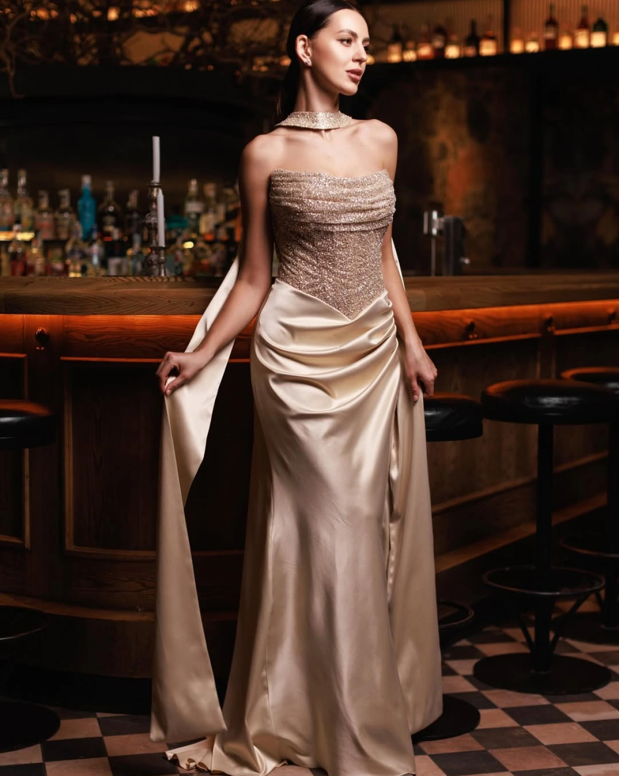 Рокля Monna в нюд цвят с бюст с glitter текстура