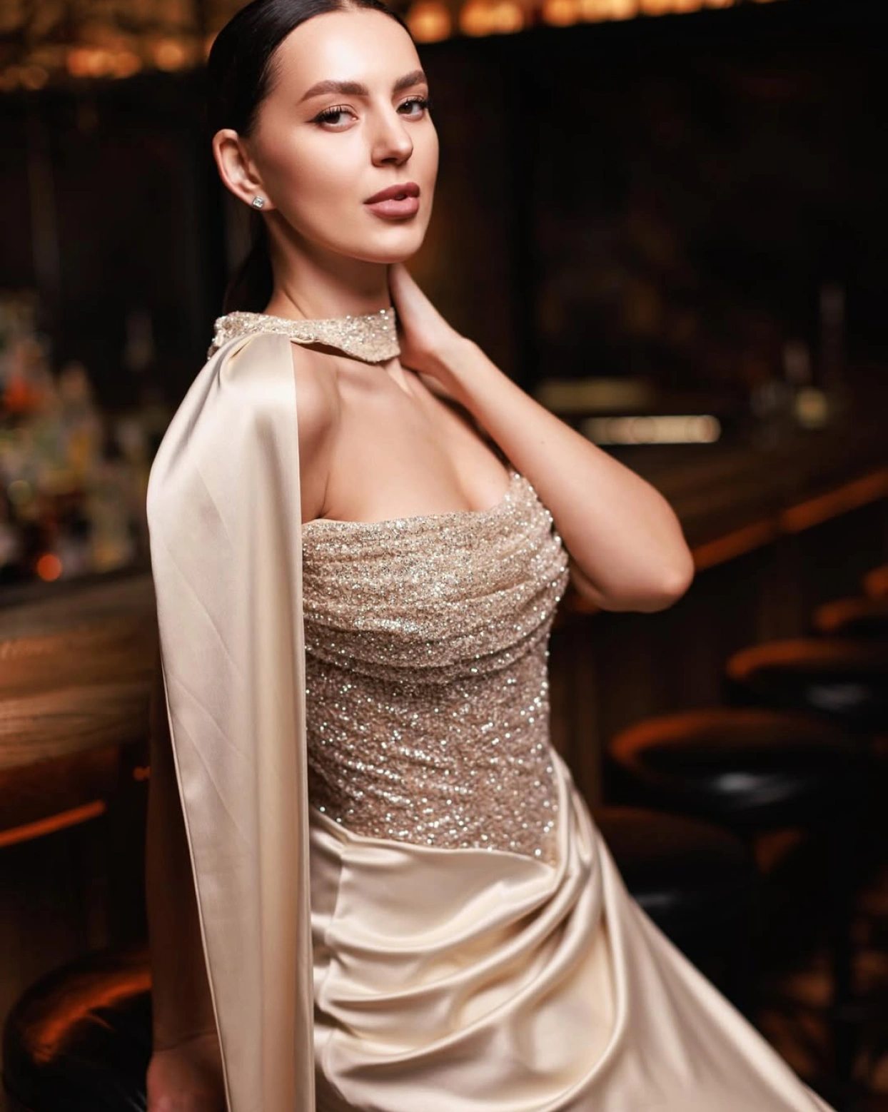 Рокля Monna в нюд цвят с бюст с glitter текстура