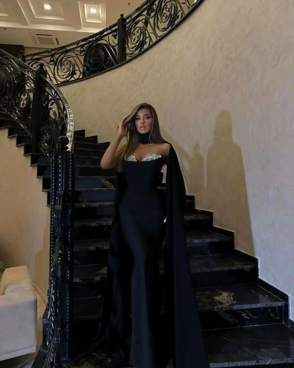 Рокля Dacianna черна с апликации от камъни върху бюста