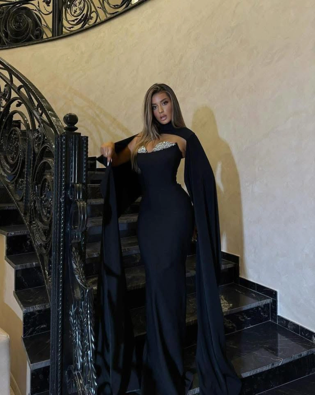 Рокля Dacianna черна с апликации от камъни върху бюста