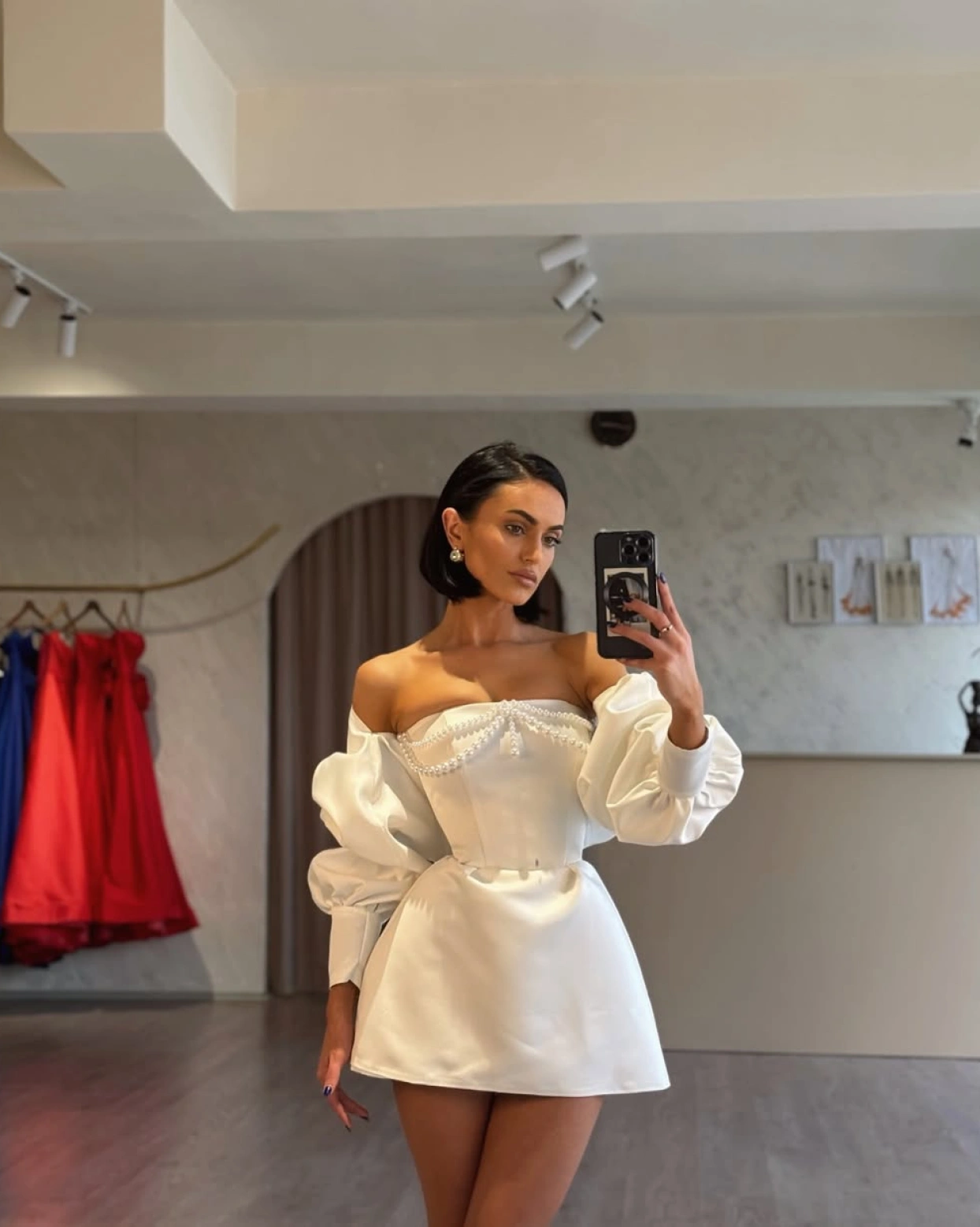 Рокля mini Merra бяла с буфан ръкави