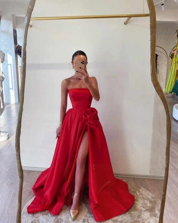 Рокля Brianna Червена