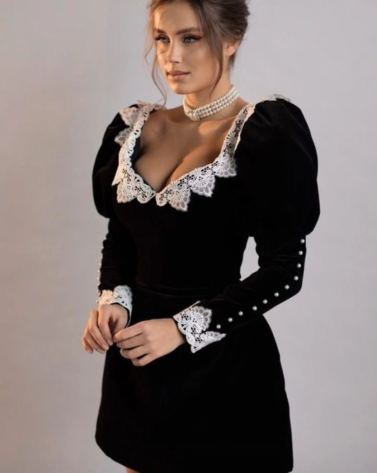 Къса рокля на Ава черно-бяла дантелена с бюст