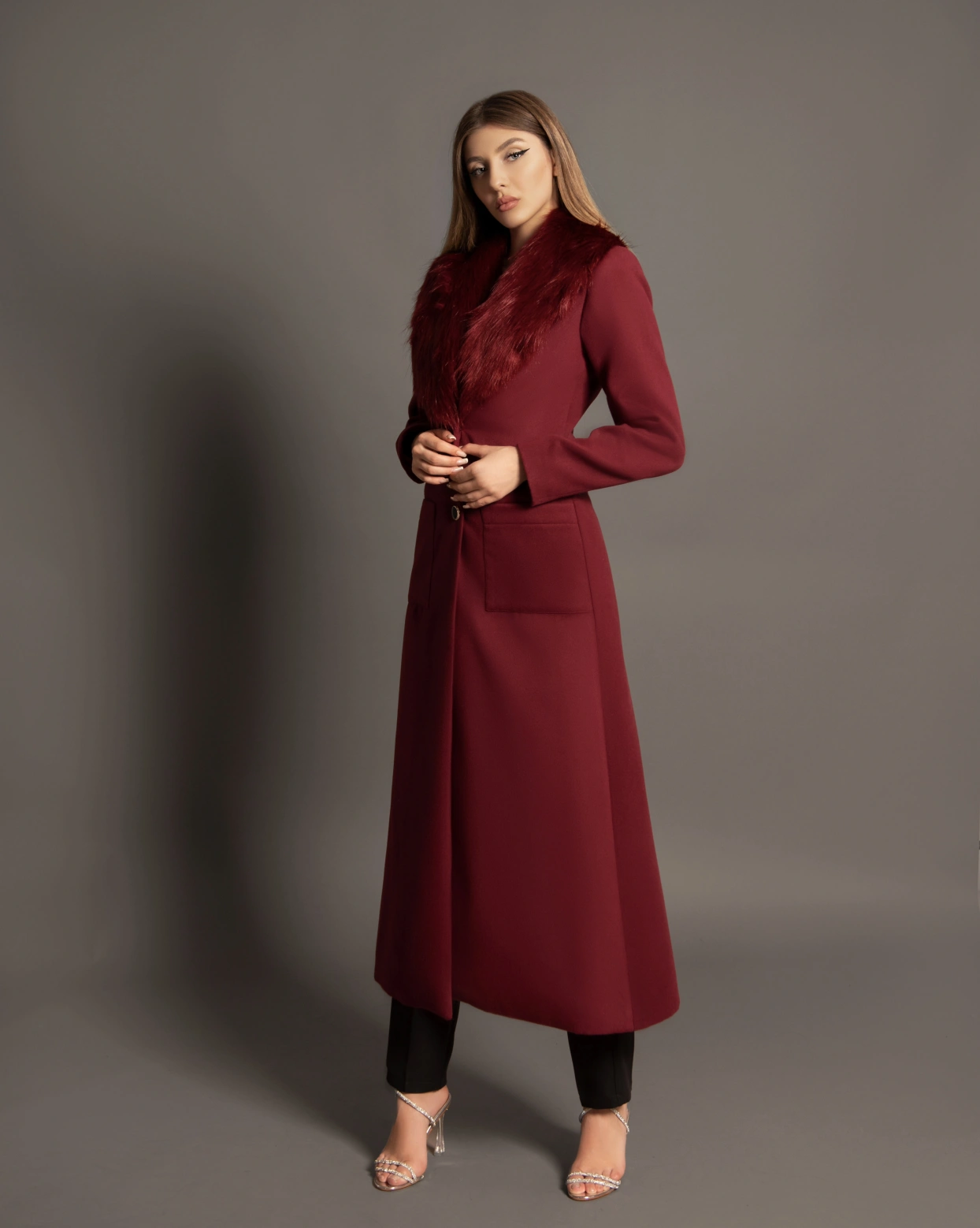 Палто Xenia Бордо подплатено отвътре, закопчаване отвътре със скрити копчета
