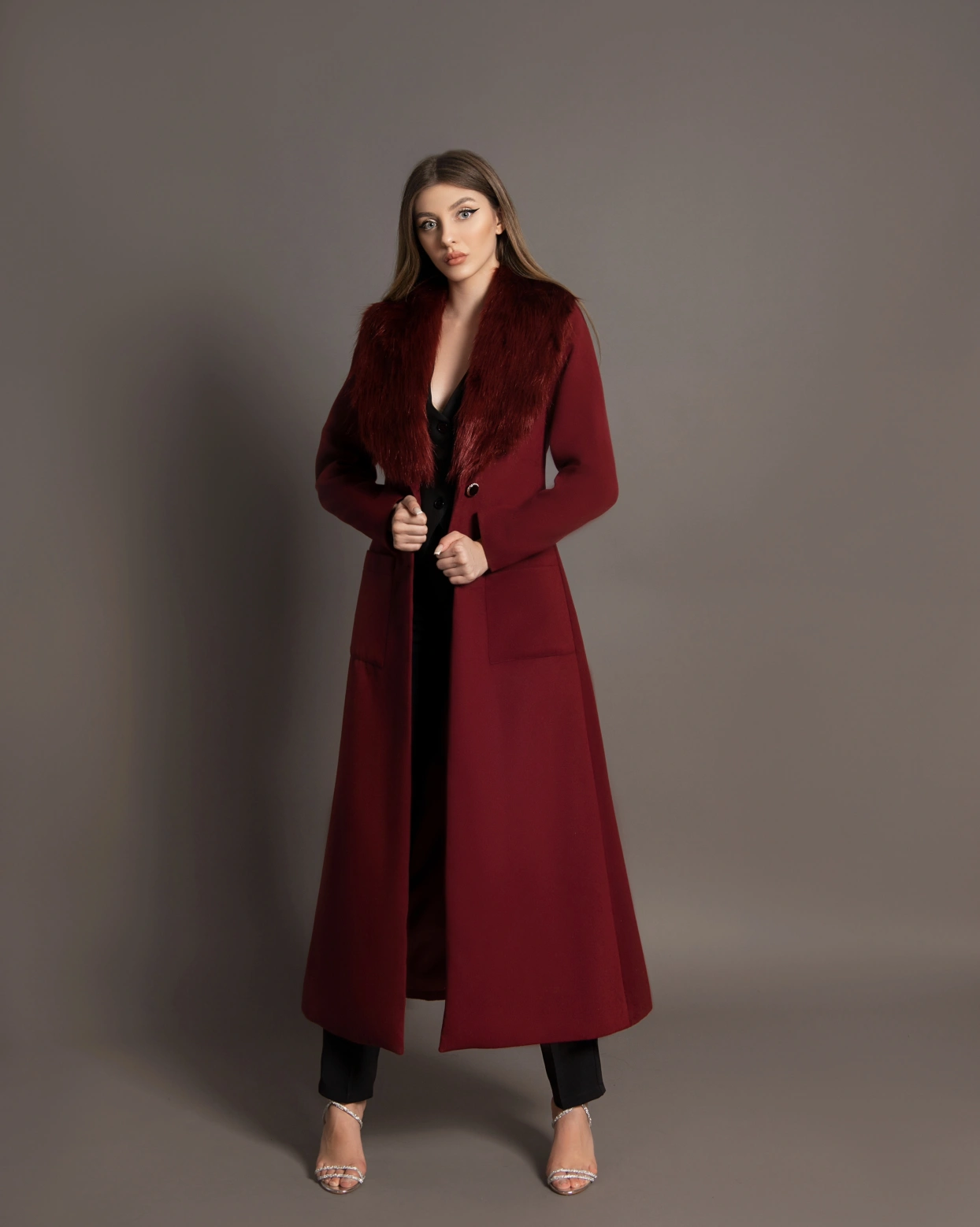 Палто Xenia Бордо подплатено отвътре, закопчаване отвътре със скрити копчета