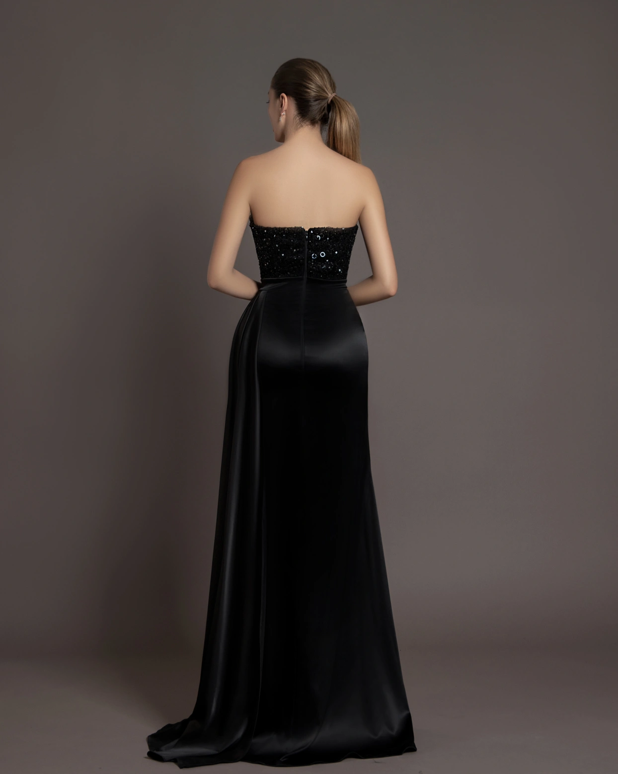 Рокля Amira Черна